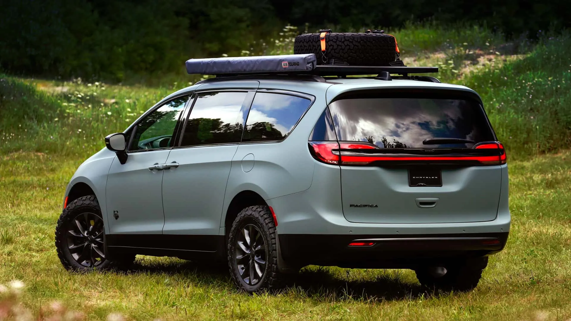 https://cdn-ab.spidersweb.pl/2026/04/chrysler-pacifica-grizzly-peak-tyl.jpg
