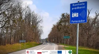 Nowy fotoradar na Pomorzu. Stoi blisko zjazdu z autostrady