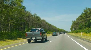 Prawy pas to lawa. Ruch prawostronny to fikcja literacka