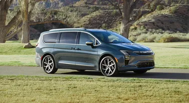 Hitowy minivan przeszedł lifting. To pierwszy model z nowym logo