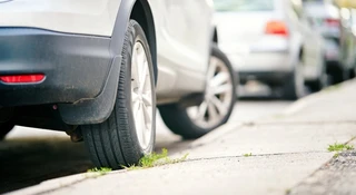 Kierowcy nagminnie mylą ten przepis. Gdzie ma być 1,5 metra? 