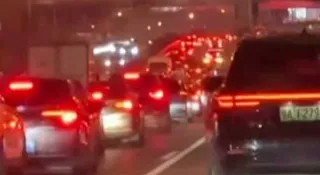 Uwięzieni w chińskich samochodach. Zatrzymały się na środku ulicy