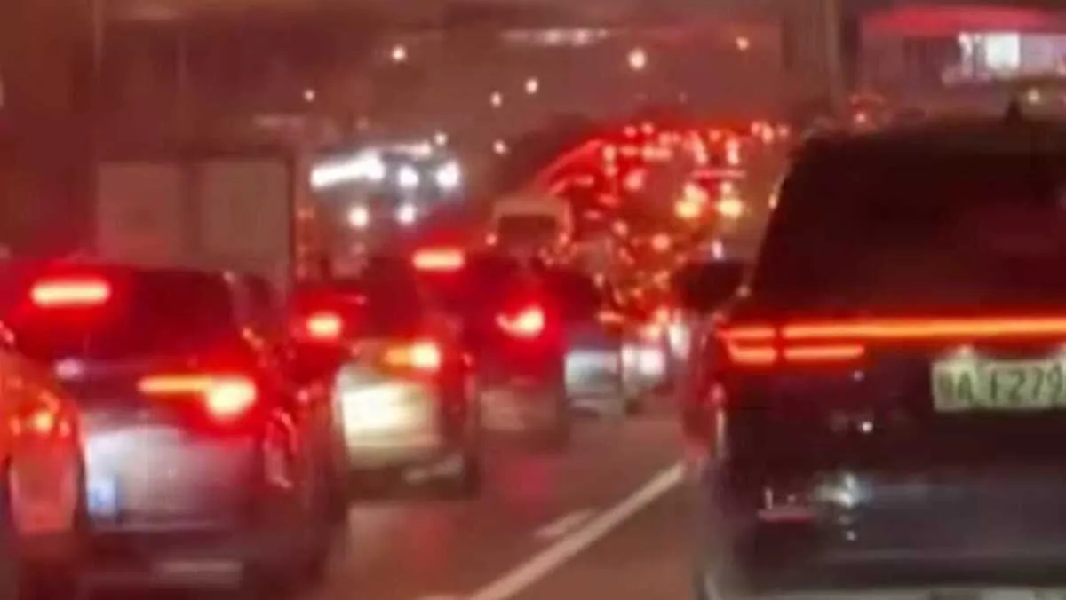 Uwięzieni w chińskich samochodach. Zatrzymały się na środku ulicy