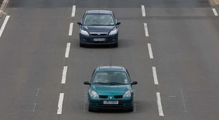 Jazda środkowym pasem dla opornych. Zalecam odwyk