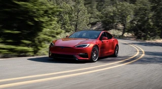 Tesli sposób na klasyki. U nich modele z placu to droższa, limitowana edycja