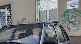 Zakaz parkowania tyłem do budynku. Iluż kierowców zmyliła ta tabliczka