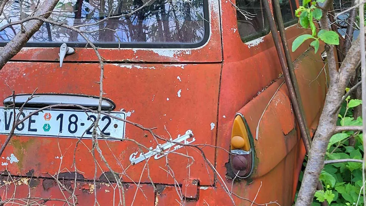 Jeden samochód stał przy ulicy. Najlepsze jednak kryło się głębiej