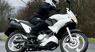Ceny Hondy Varadero 125 odleciały. Specyficzny stan umysłu wymogiem