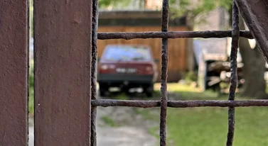Pojechali po starego Poloneza. Utknęli w oknie