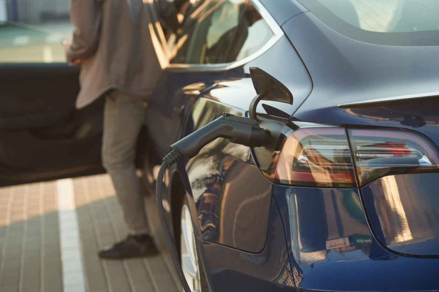 Jak kupić tanie OC dla samochodu elektrycznego lub hybrydy? Poradnik CUK 