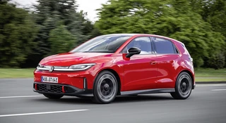 ID. Polo GTI zbiera baty od bazowej Tesli. Problem: nikt się nie ścigał