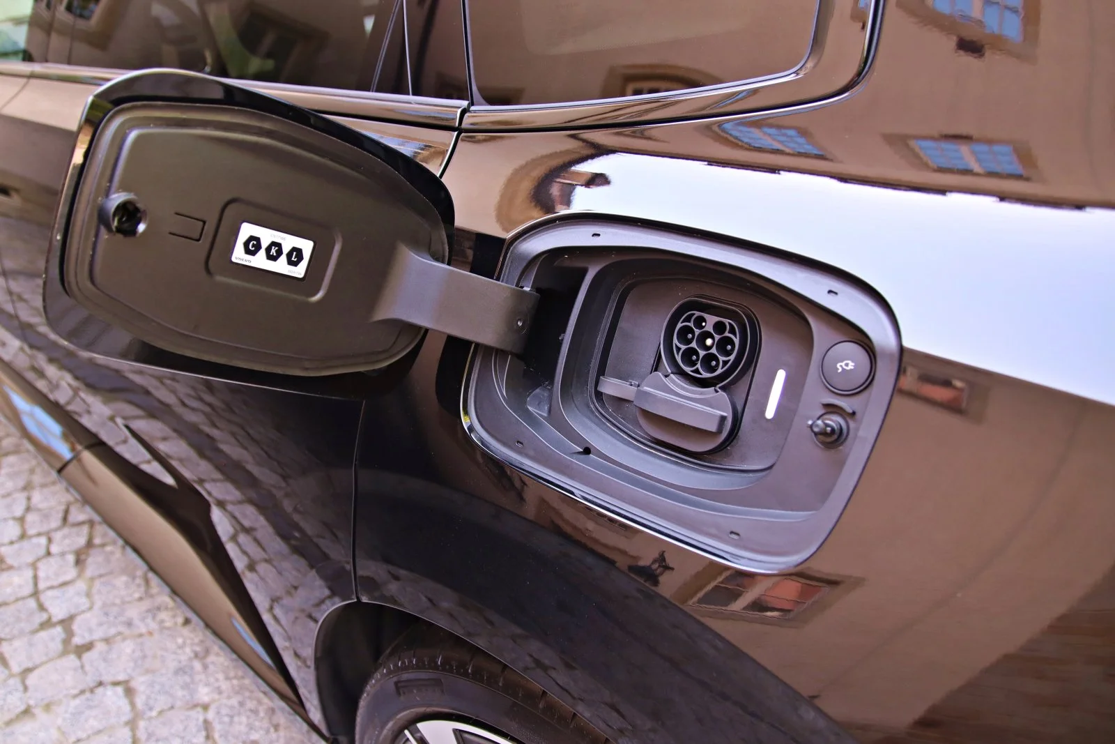 Volvo ES90 - gniazdo ładowania 