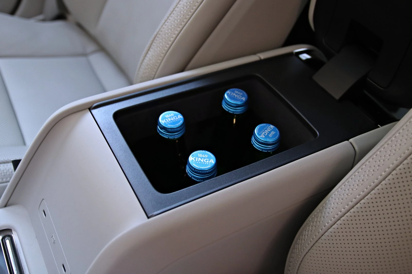 https://cdn-ab.spidersweb.pl/2026/05/volvo-es90-pierwsza-jazda-interior7.jpg