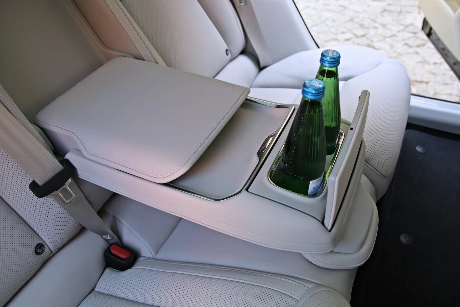https://cdn-ab.spidersweb.pl/2026/05/volvo-es90-pierwsza-jazda-interior8.jpg
