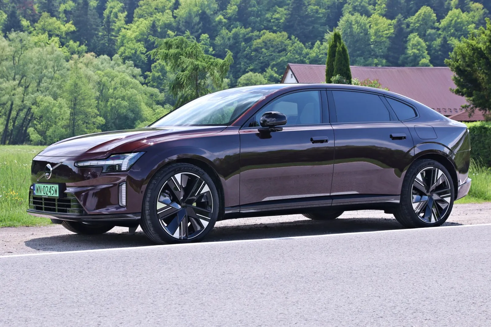 https://cdn-ab.spidersweb.pl/2026/05/volvo-es90-pierwsza-jazda-sylwetka2.jpg