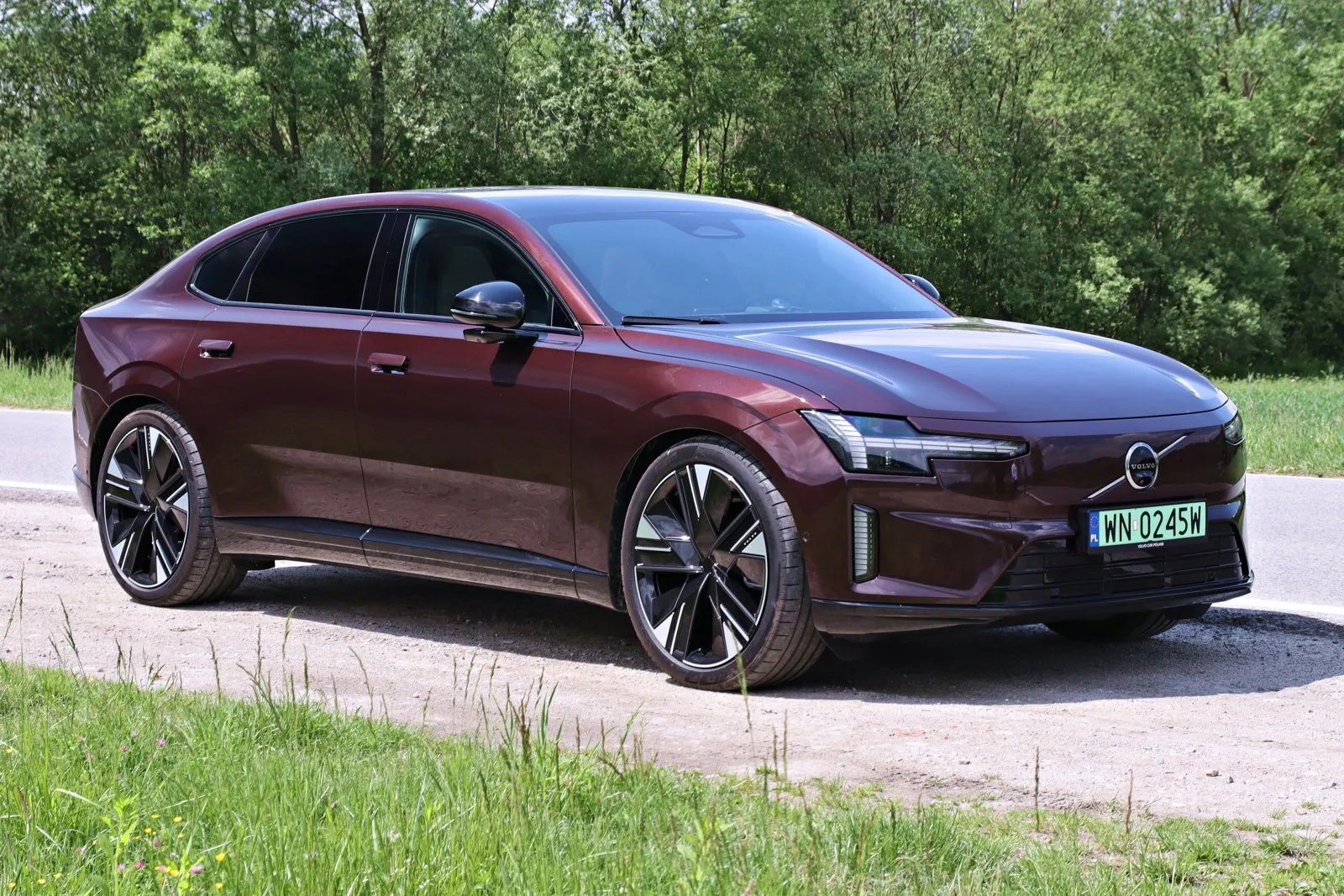 https://cdn-ab.spidersweb.pl/2026/05/volvo-es90-pierwsza-jazda-sylwetka4.jpg