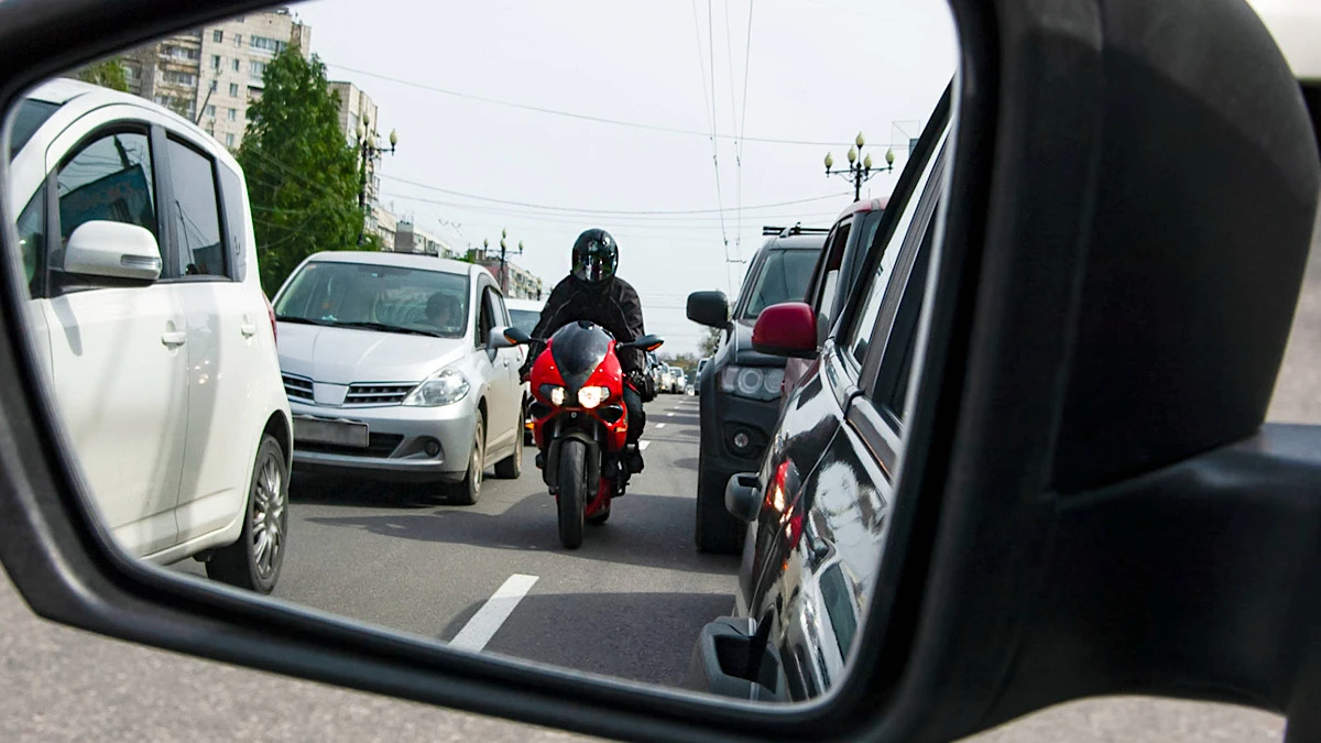 Motocykle na pasach awaryjnych. Poszli po rozum do głowy