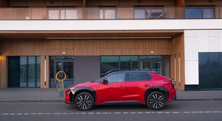 Własna droga do elektromobilności. Toyota nie zaspała, ona zmieniła system