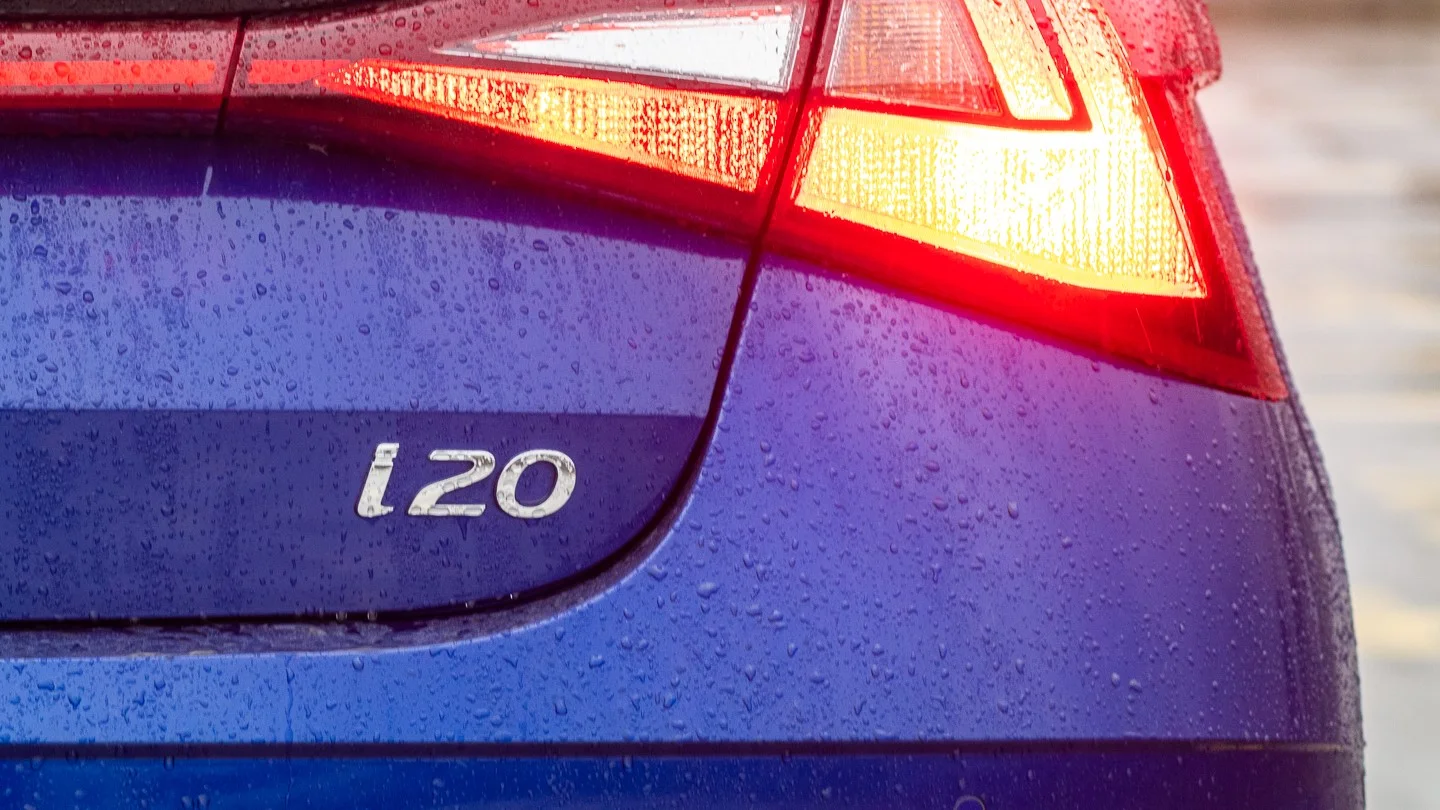 Nowy mały Hyundai wyciekł. Do środka wsadzili kredens