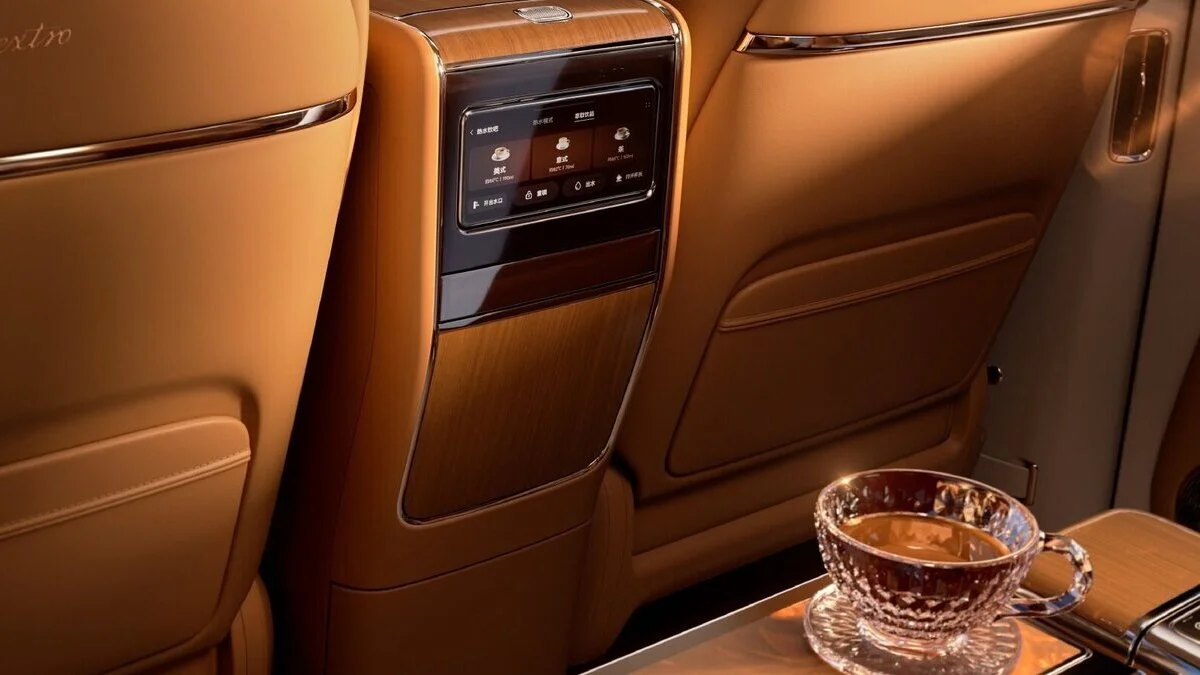 Maybach z Temu ma absurdalny gadżet. Pamiętaj o zabraniu filiżanki