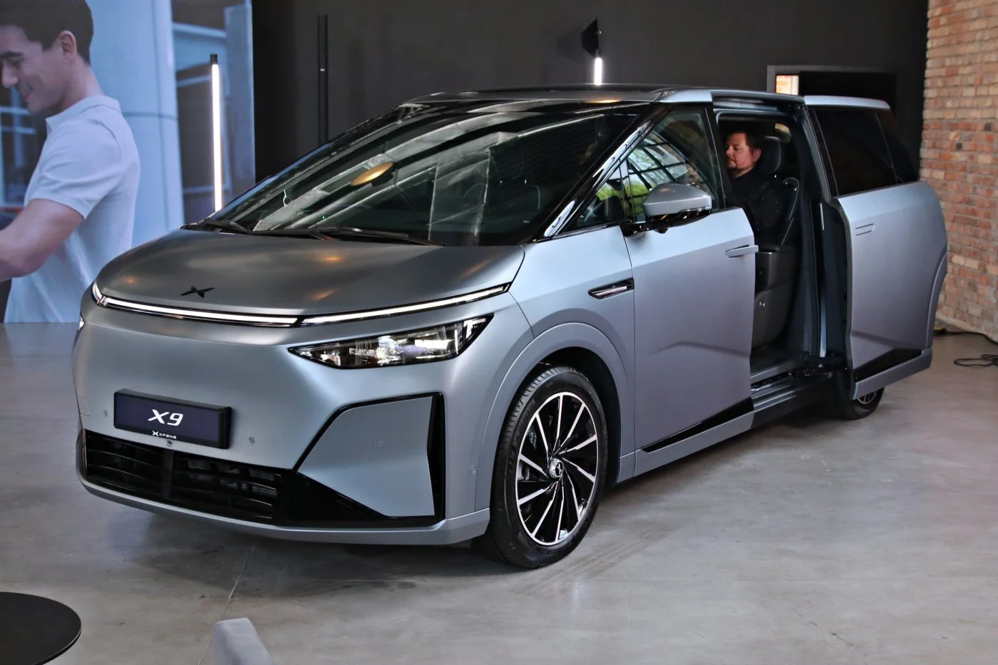 Xpeng X9 - przód 
