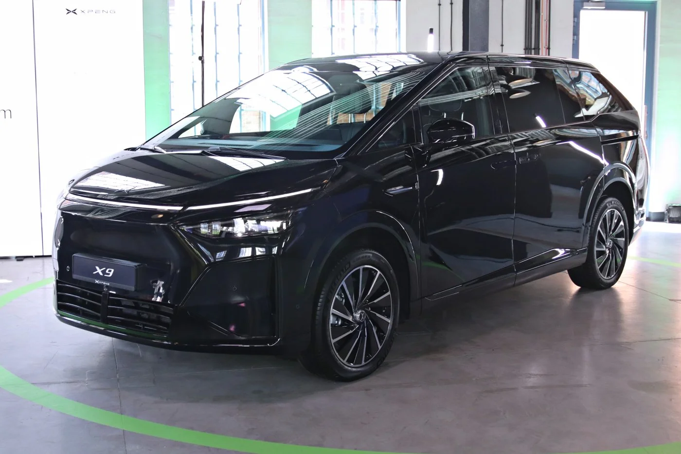 Xpeng X9 - przód 