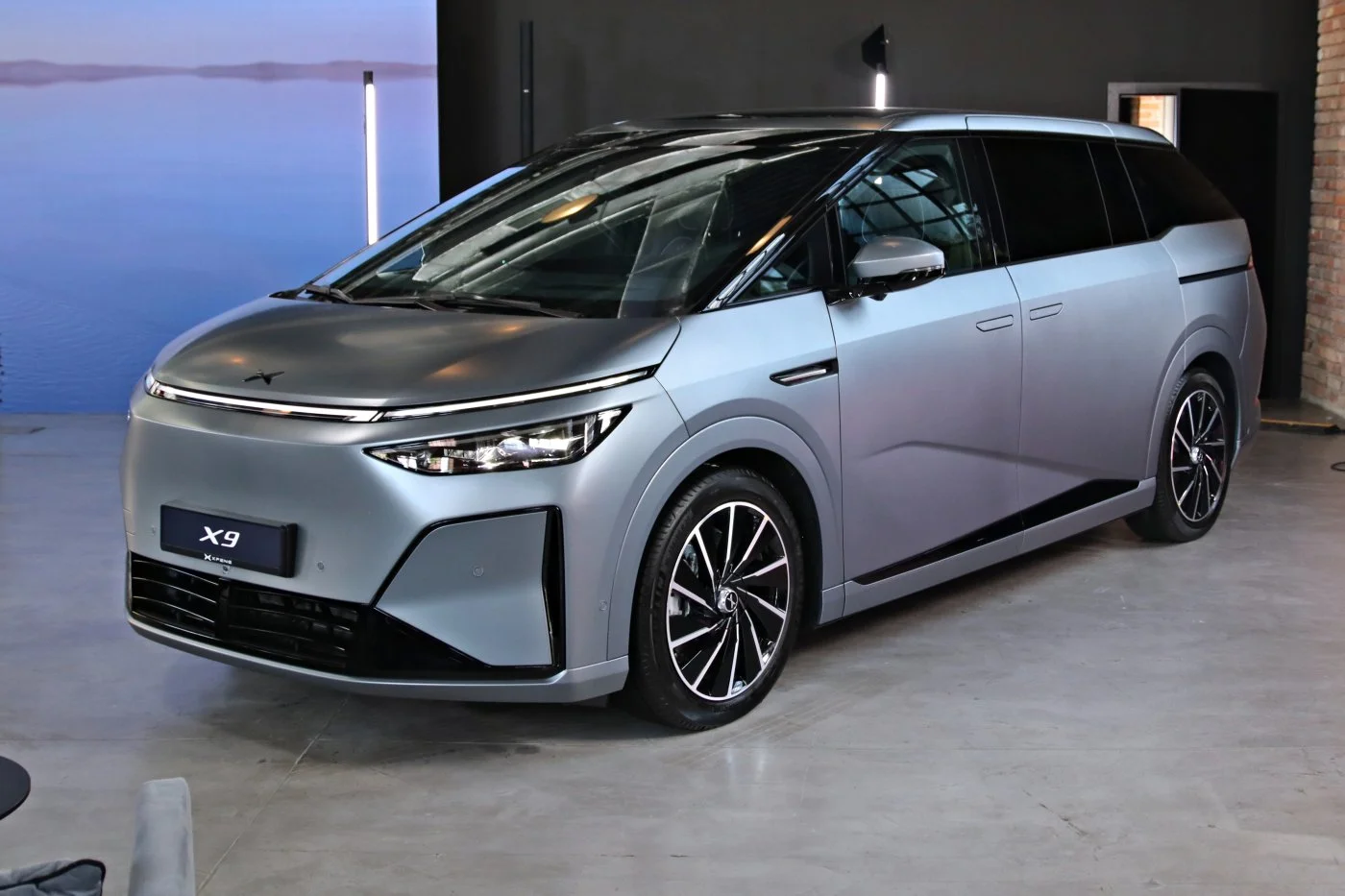 Xpeng X9 - przód 