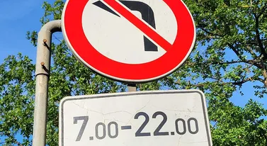 W tym mieście nie można skręcać w lewo. Chyba, że jest noc albo sobota, albo...