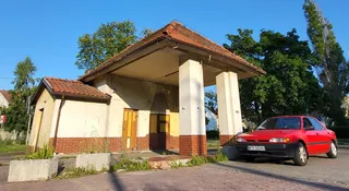 Ta stacja wpisana jest do rejestru zabytków. Niestety, stoi pusta i niszczeje