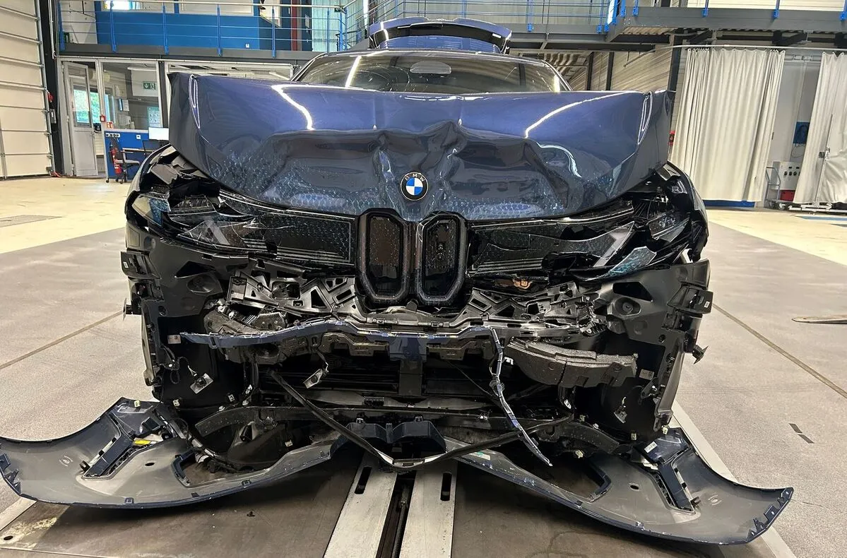 Nowy SUV BMW rozbity. Gwiazdki wysypały się na chodnik