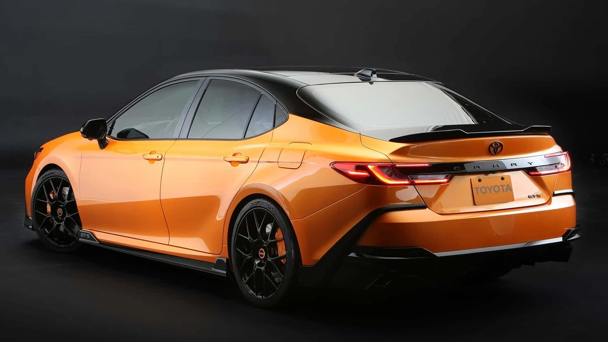 Toyota Camry w gorącej wersji. GR Sport, to nawet nie jest on