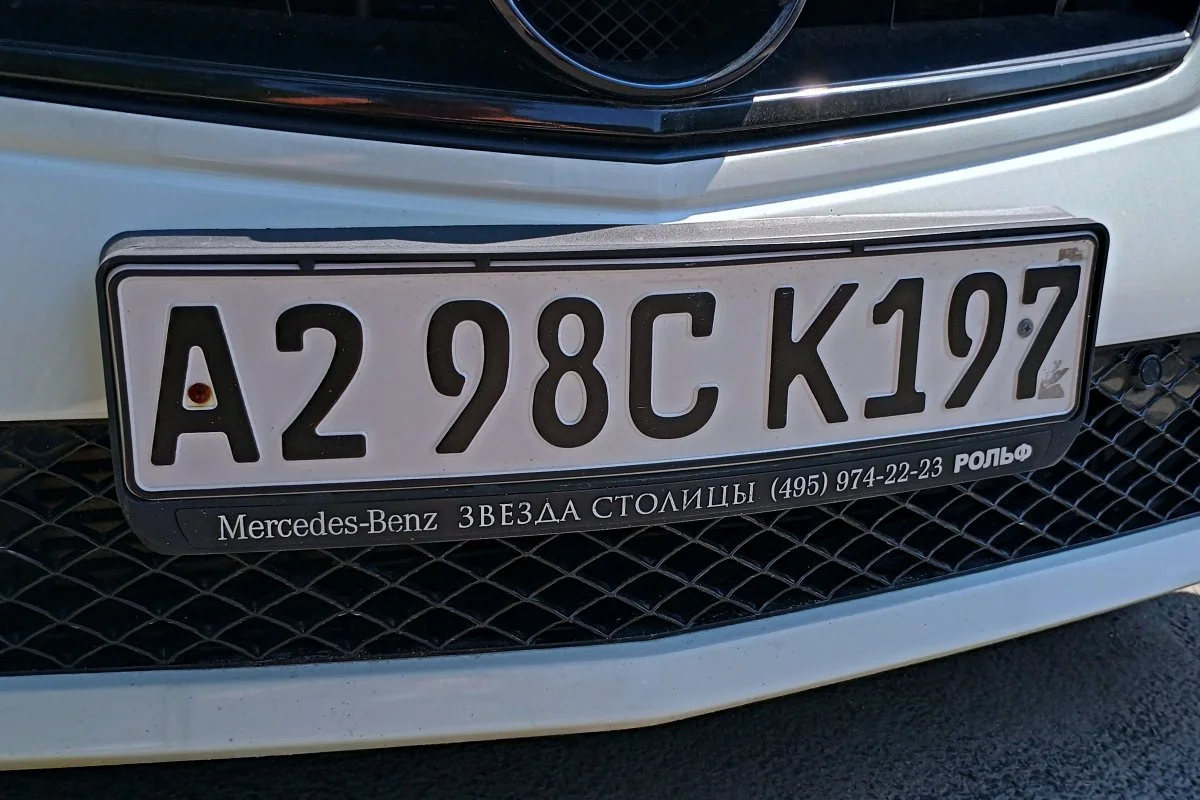 Dziwne białe tablice rejestracyjne