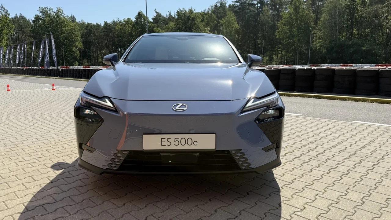 Stary czy nowy? Lexus ES Final Edition to ostatnia szansa na limuzynę za mniej niż 200 000 zł