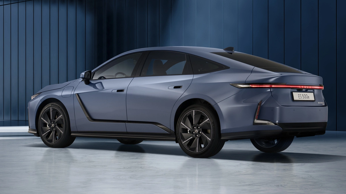 Nowy Lexus ES bije Niemców. 5,14 metra, 343 KM i elektryczny napęd 4×4 w japońskiej limuzynie