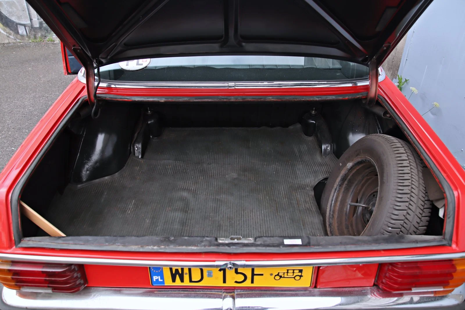 https://cdn-ab.spidersweb.pl/2026/07/mercedes-w115-w214-porownanie-bagaznik1.jpg