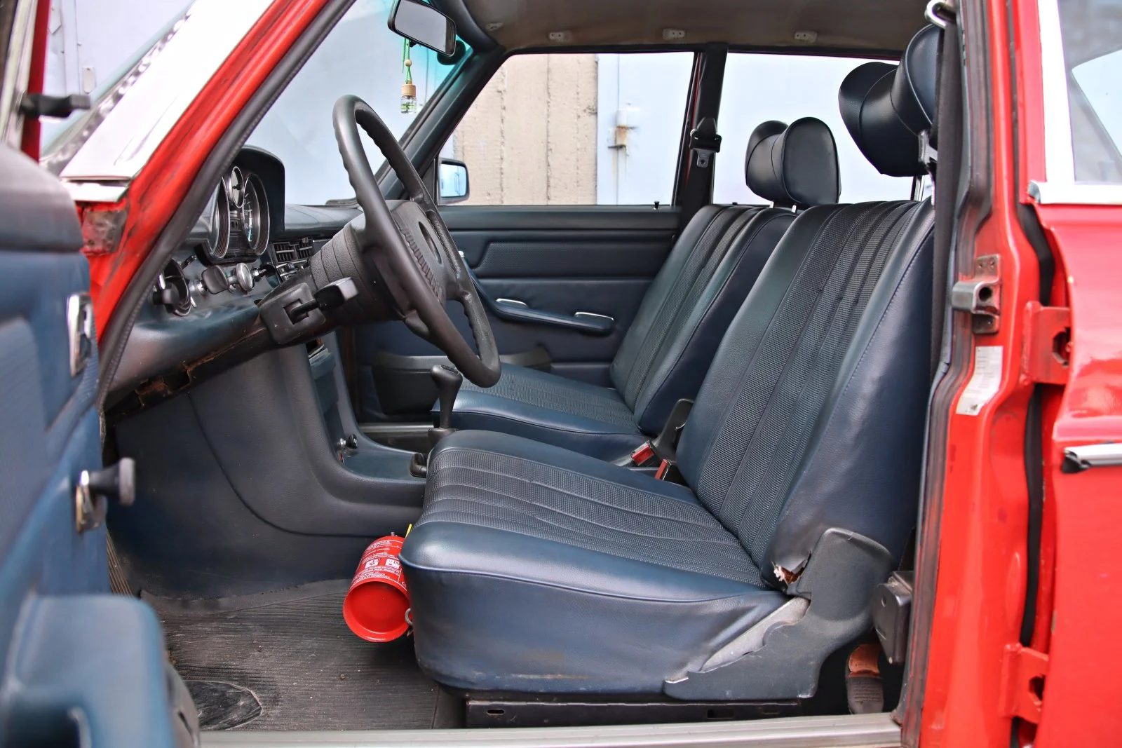 https://cdn-ab.spidersweb.pl/2026/07/mercedes-w115-w214-porownanie-interior1.jpg