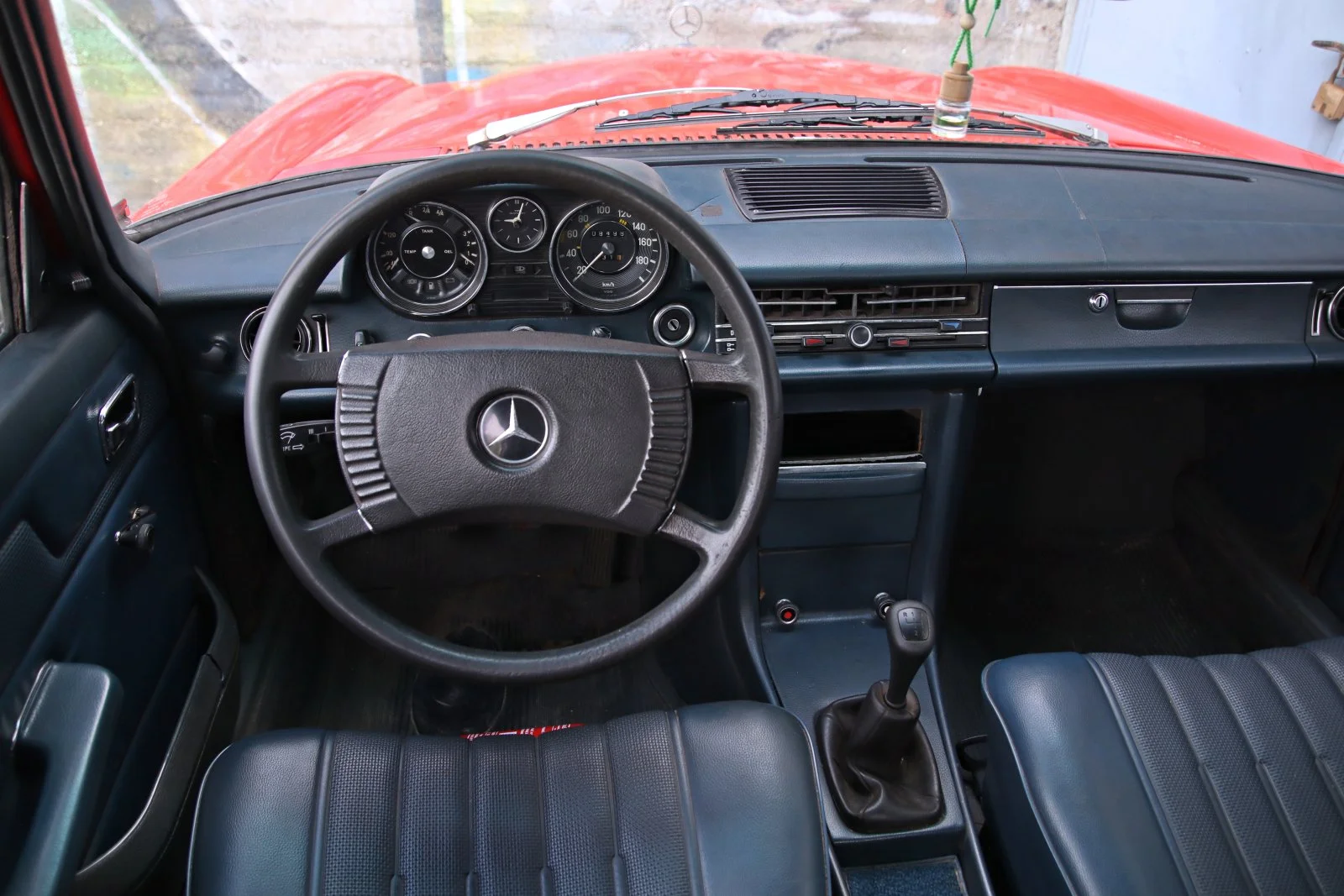 https://cdn-ab.spidersweb.pl/2026/07/mercedes-w115-w214-porownanie-kokpit1.jpg