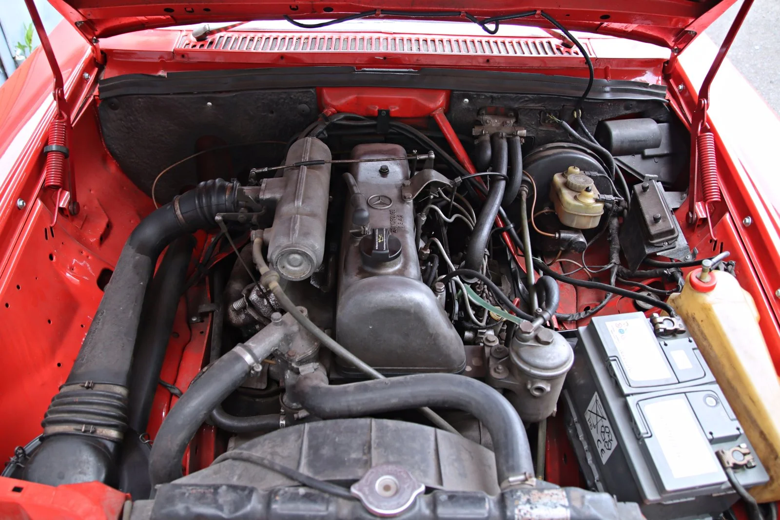 https://cdn-ab.spidersweb.pl/2026/07/mercedes-w115-w214-porownanie-silnik1.jpg