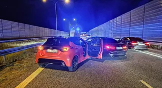 Sceny jak z filmu akcji na autostradzie. Właściciel Yarisa się zdziwi