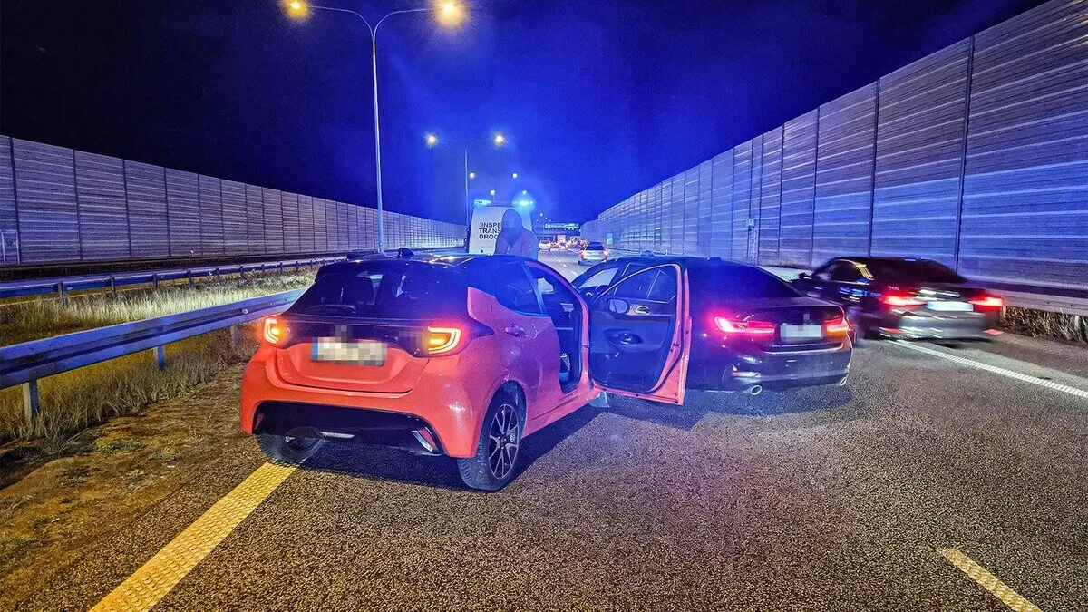 Sceny jak z filmu akcji na autostradzie. Właściciel Yarisa się zdziwi