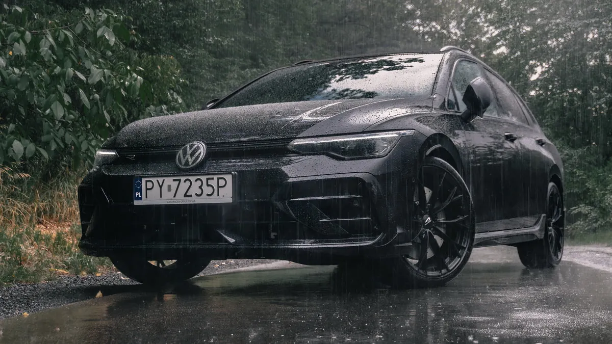 Dosłownie wziąłem go na tapet(ę). Zajrzałem w zagłębie rury Volkswagena Golfa Variant R