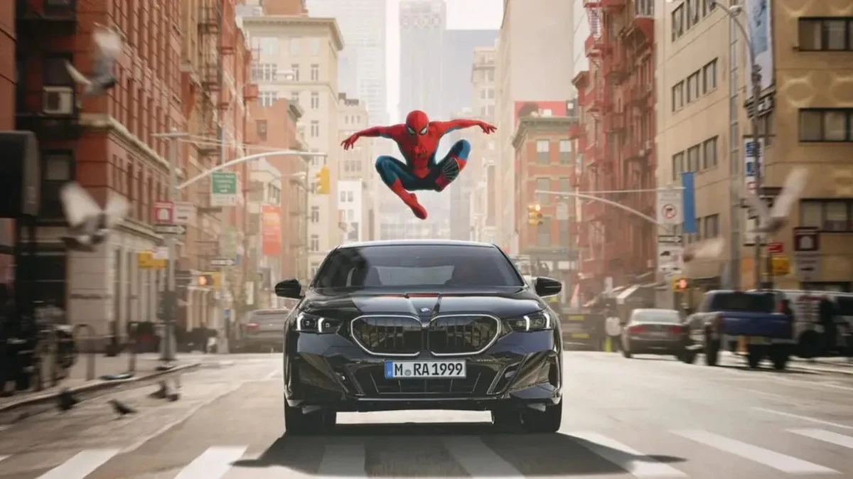 BMW drażni kierowców Spider-Manem. Spotkał i całkiem nowy dzień