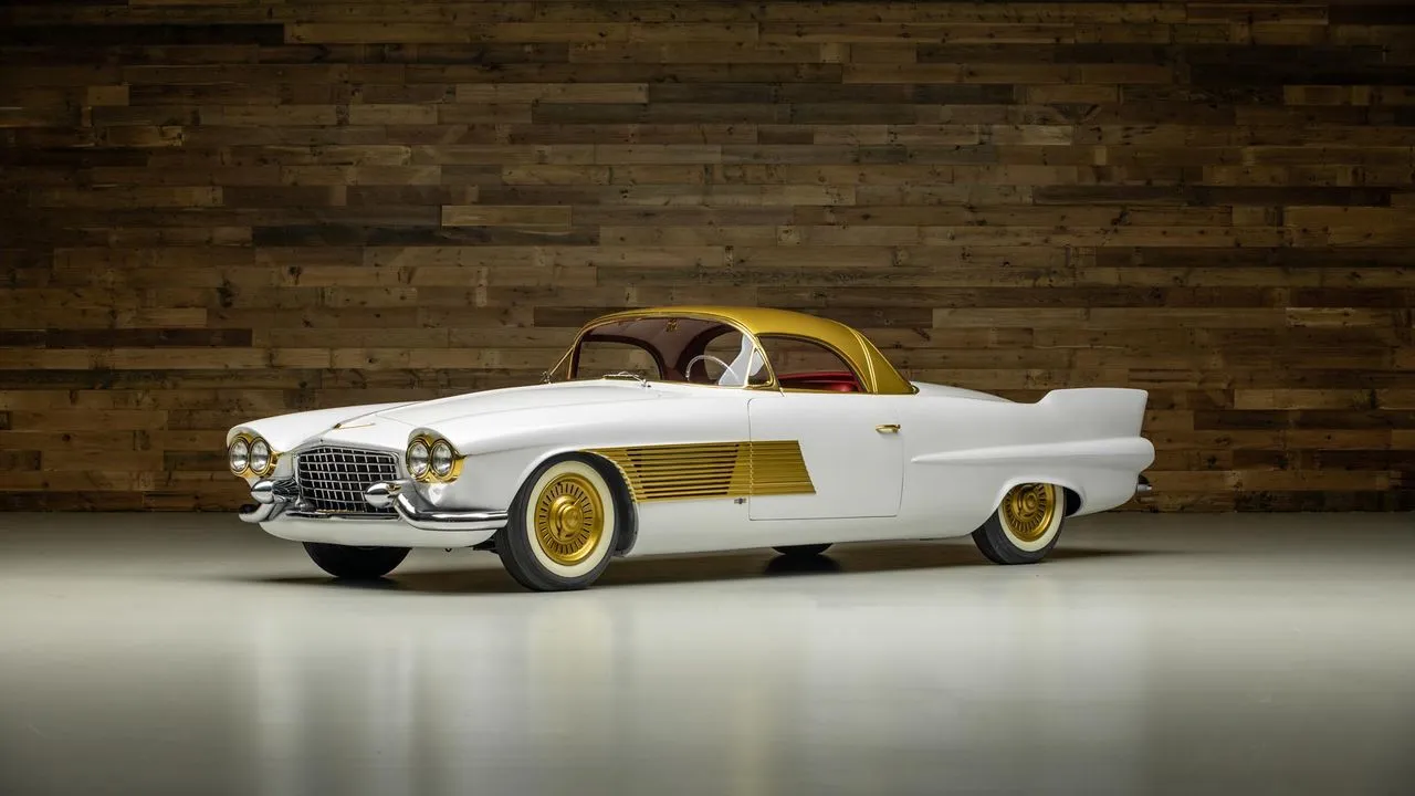 Wyjątkowy Cadillac na sprzedaż. Ależ tu jadą wozy kolorowe