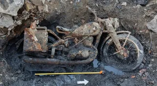 Rzeka odsłoniła rzadki motocykl. To początek znalezisk