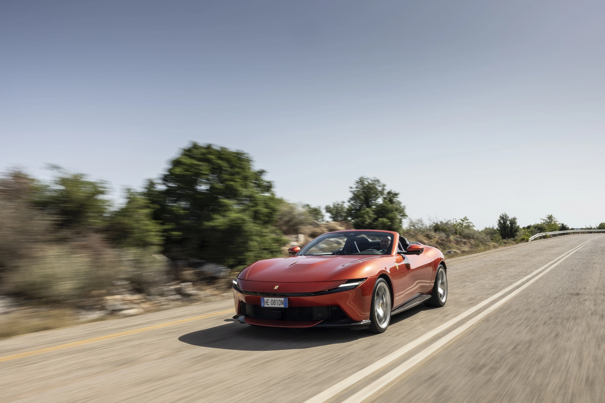 https://cdn-ab.spidersweb.pl/2026/08/ferrar-amalfi-spider-dynamiczne-test2.jpg
