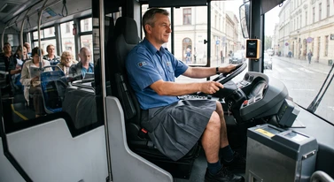 Kierowca autobusu w Warszawie założył spódnicę. Ludziom odbiło od upałów