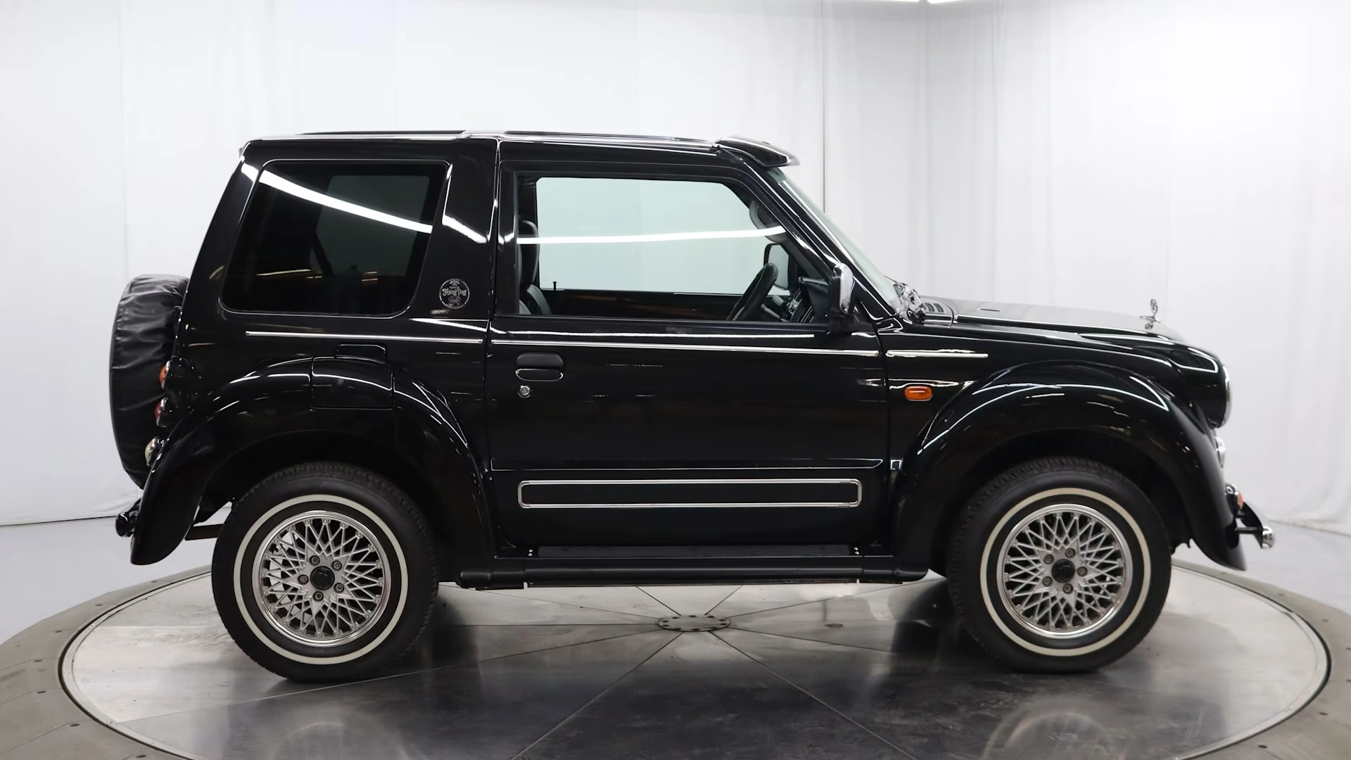 https://cdn-ab.spidersweb.pl/2026/08/mitsubishi-pajero-flying-pug-bok.jpg