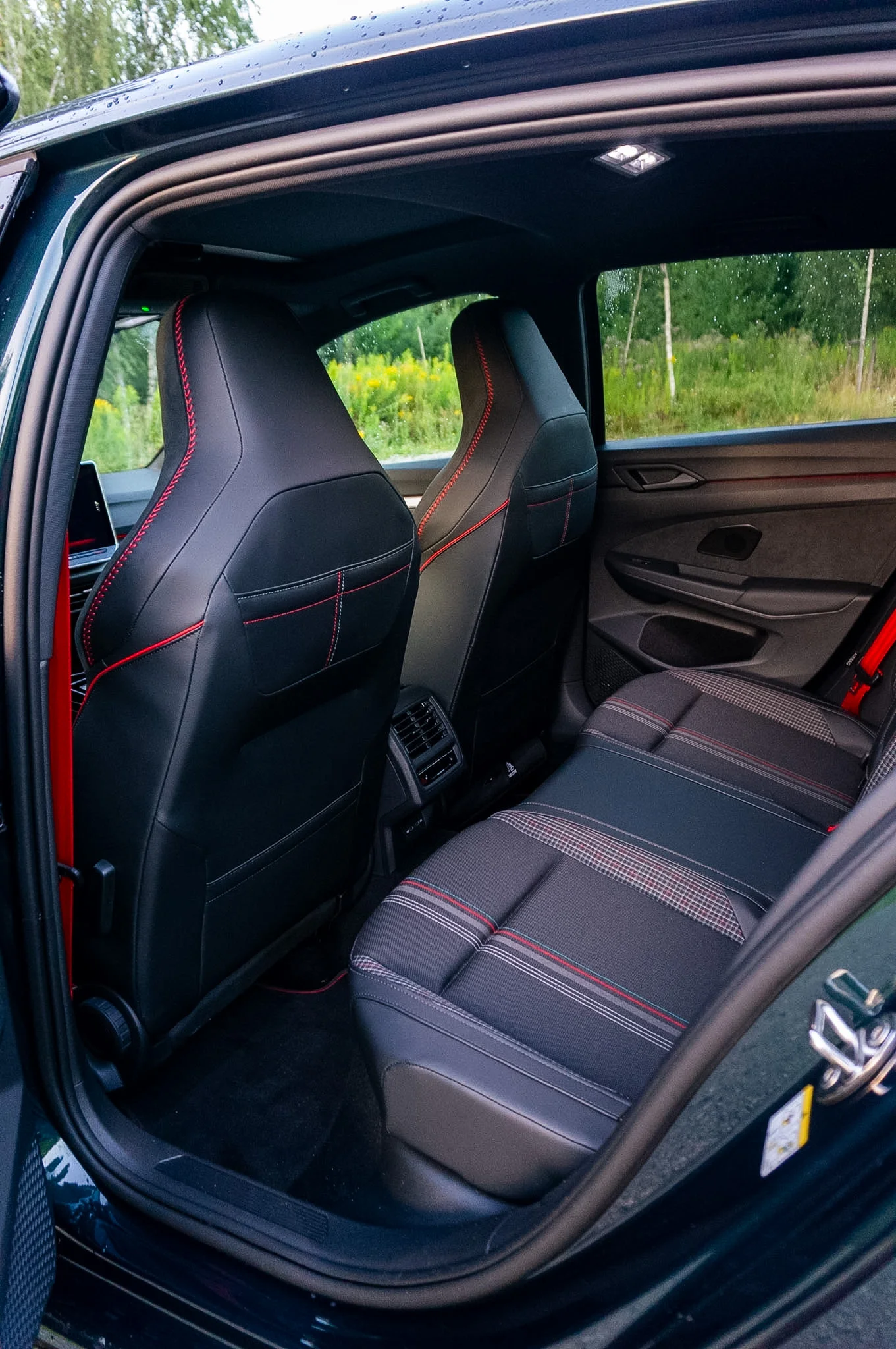 https://cdn-ab.spidersweb.pl/2026/08/volkswagen-golf-gti-edition-50-14.jpg