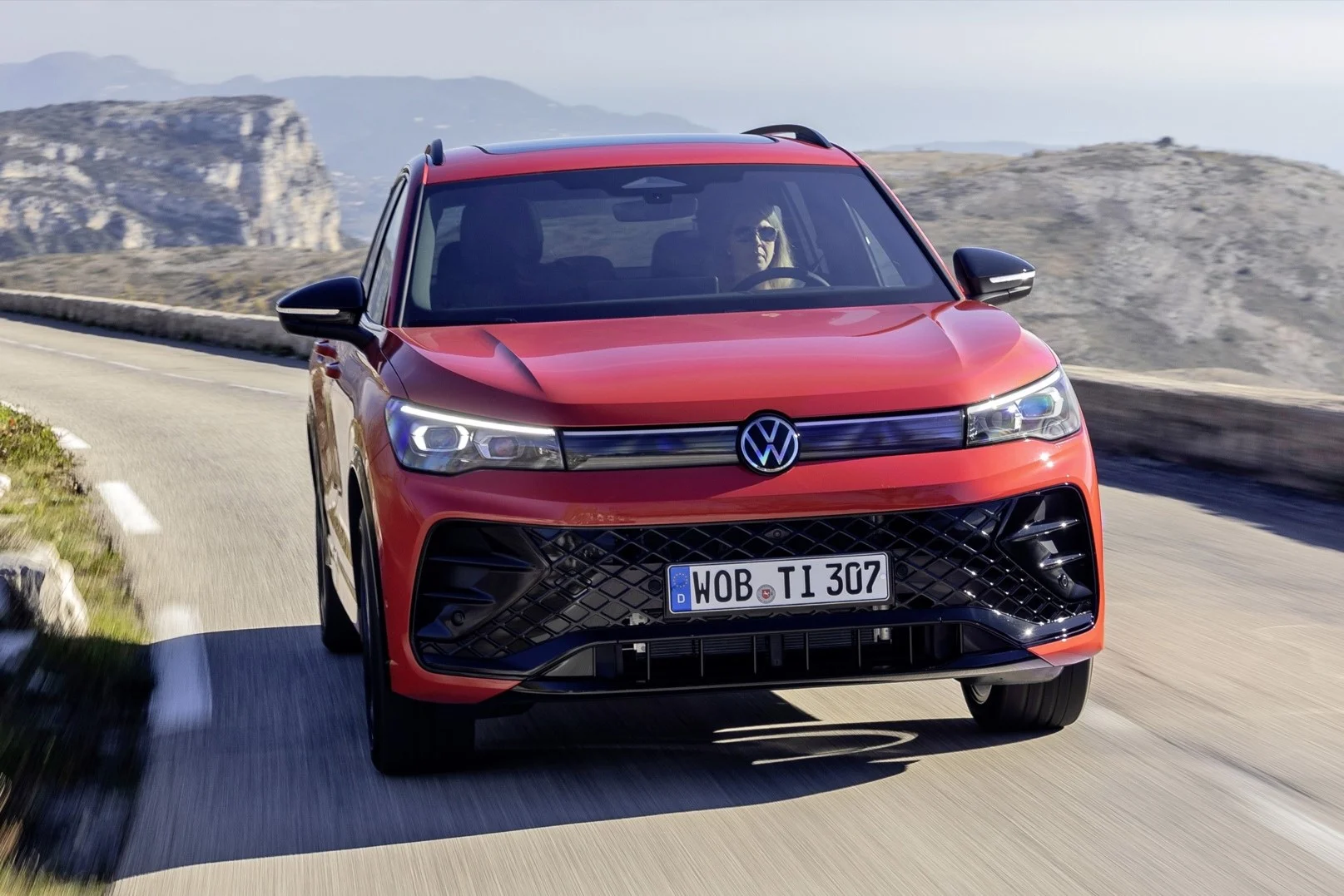 https://cdn-ab.spidersweb.pl/2026/08/volkswagen-tiguan-tayron-t-roc-265-204-km-cena-1.jpg