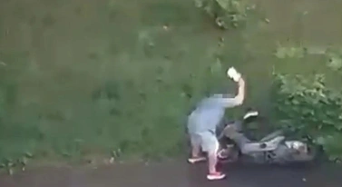 Rzucił się z tasakiem na 3 skutery. Chyba woli gotować w domu